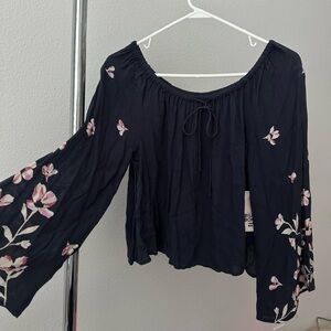 Billabong NWT! Navy Off-the-shoulder Top. Floral details. Size L.